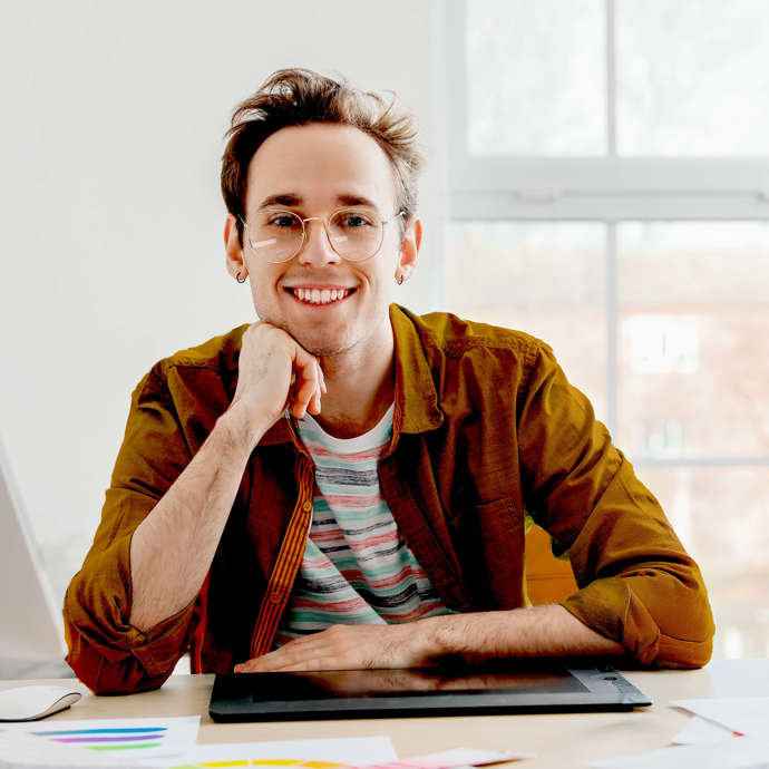 Man som sitter på ett kontor.